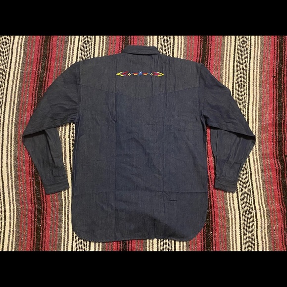 Women’s VTG Lone Feather button up - Picture 9 of 10